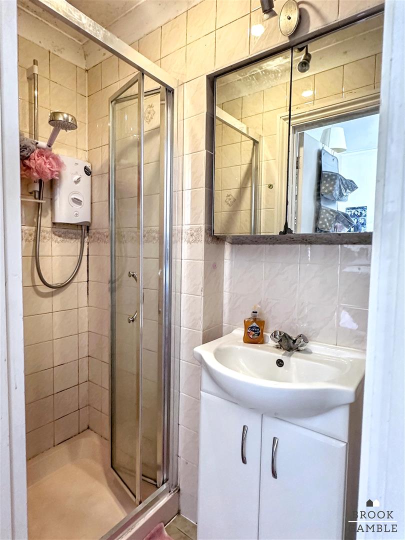 2 Bedroom Flat - Conversion. Elms Avenue in Eastbourne,  11